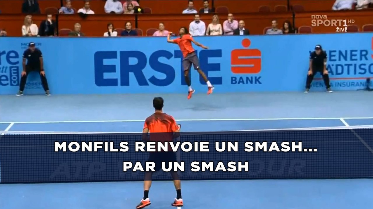Monfils renvoie un smash... par un smash