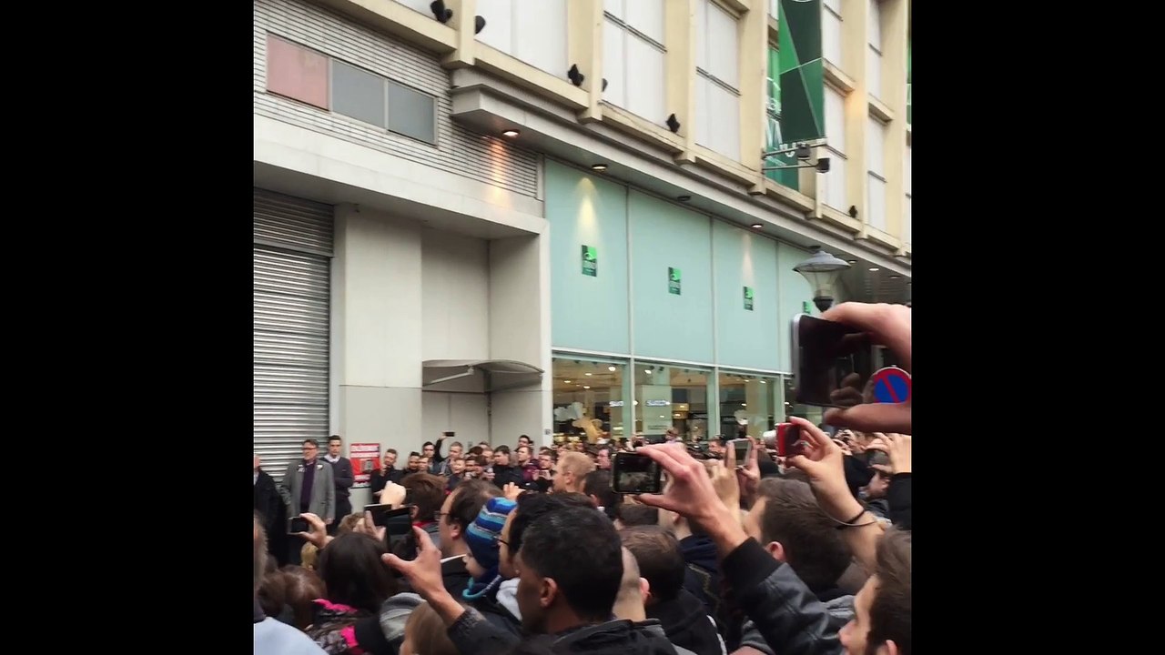 La folie à Liège pour l'apparition de la DeLorean de Retour vers le Futur!