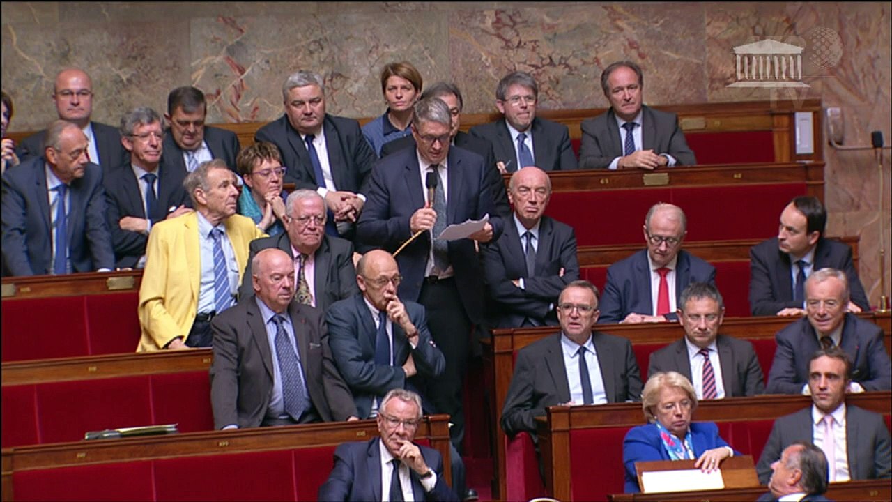 Moirans: fermeté de Valls face aux auteurs des violences