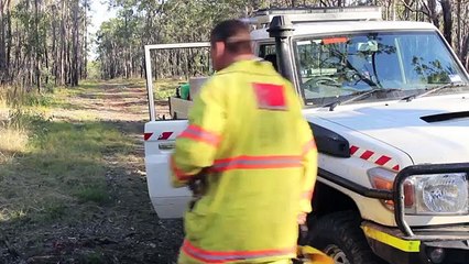 Ce pompier entend des sons sortir de cette caisse...Ce qu'il y verra changera sa vie à jamais