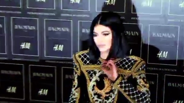 Kendall Jenner & Gigi Hadid intentan besarse durante lanzamiento de Balmain X H&M.