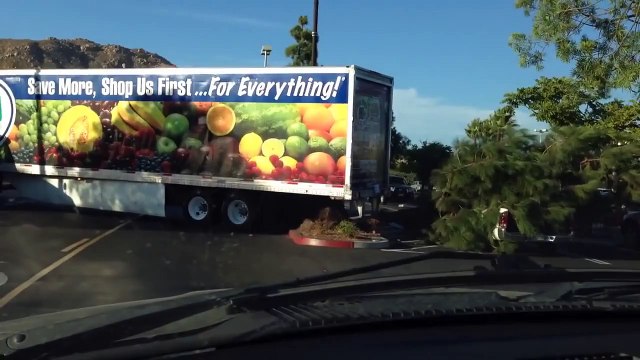 Женщина-водитель разворачивается на фуре