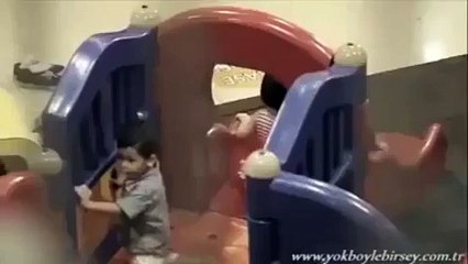 Çocukları korkutan beyaz balina - Funny videos - Komik videolar