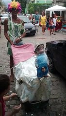 watch what this kid is doing lol