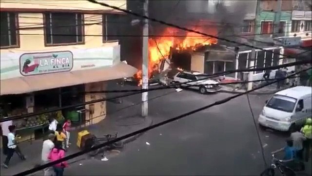 LATEST MOMENT : Plane Crashes in Bogotá Residential Area, 5 Killed (AMATEUR VIDEO)
