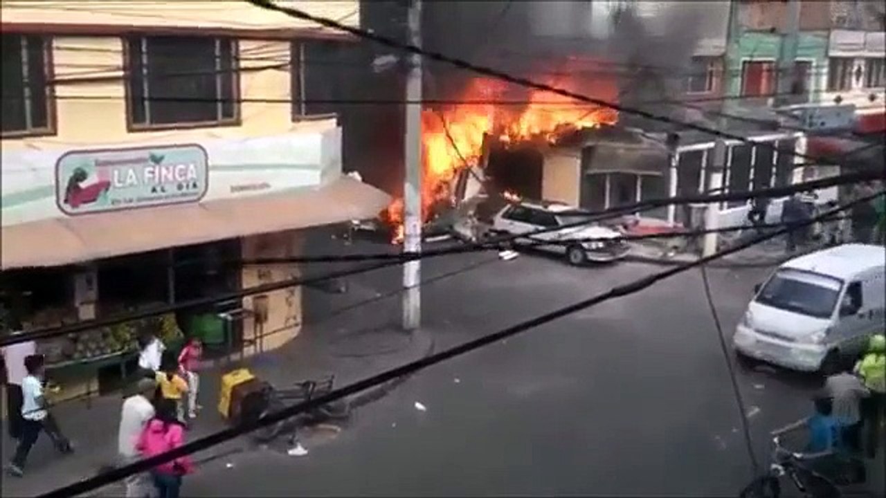 LATEST MOMENT : Plane Crashes in Bogotá Residential Area, 5 Killed (AMATEUR VIDEO)