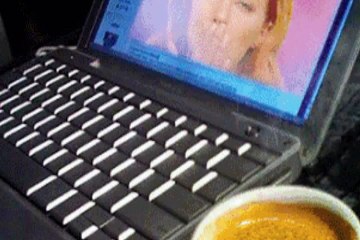 KÉT KAROMBA ZÁRLAK MAJD EGY ÉJSZAKÁN -