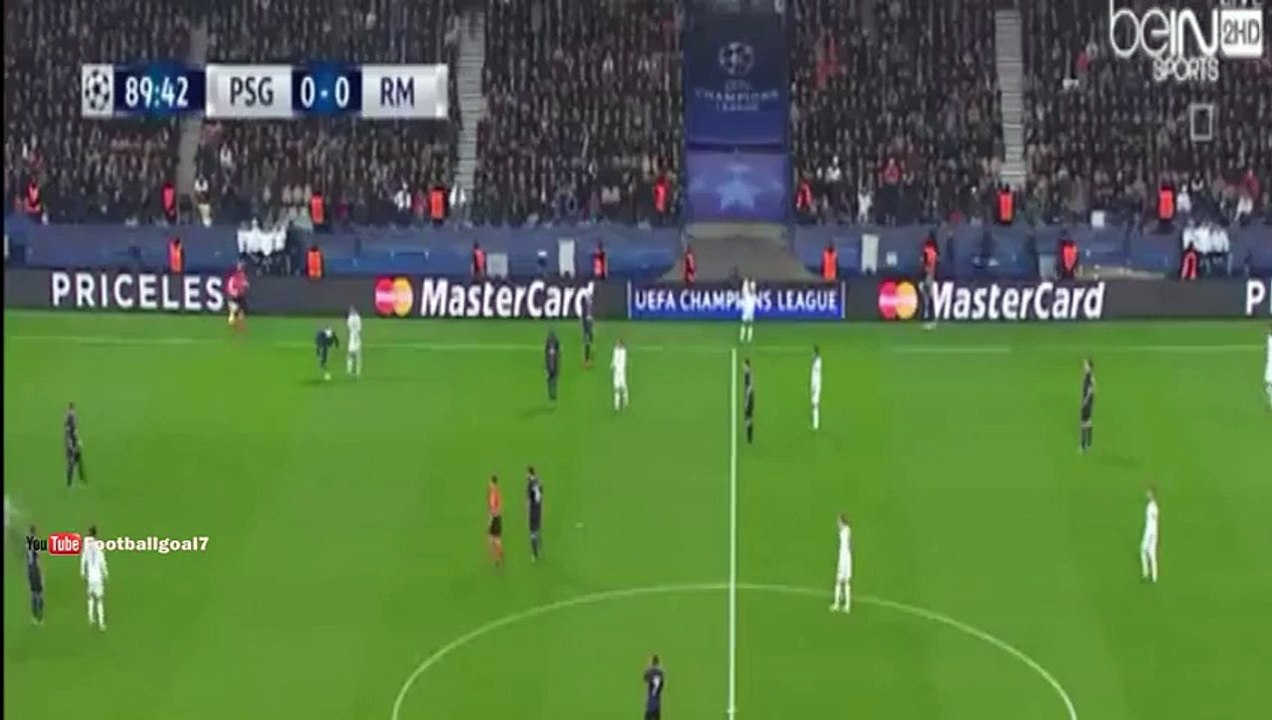 Fan invades the pitch to hug Cristiano Ronaldo - PSG vs Real Madrid 2015