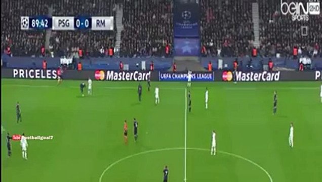 Fan invades the pitch to hug Cristiano Ronaldo - PSG vs Real Madrid 21⁄10⁄2015