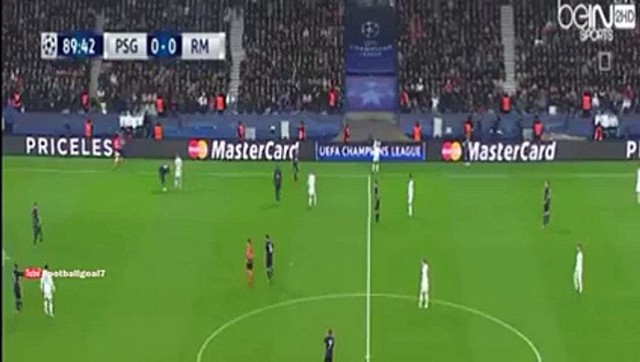 Fan invades the pitch to hug Cristiano Ronaldo - PSG vs Real Madrid 21⁄10⁄2015