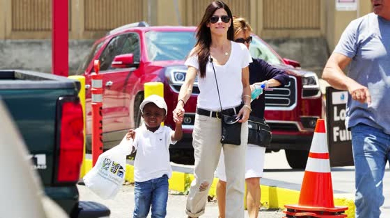 El hijo de 5 años de Sandra Bullock sabe sobre el racismo