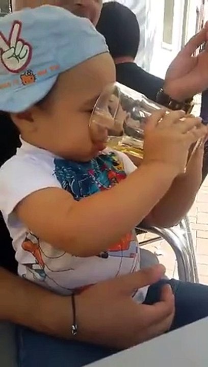 Bébé de 3 ans qui fume et boit