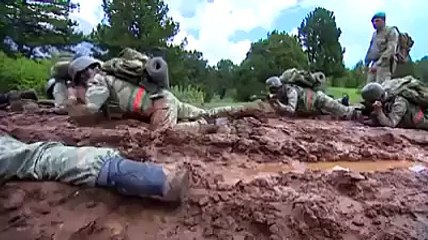 KOMANDO ! Korku nedir bilmeyiz Biz dağların erleri Yuva yaptık göklere Baş döndüren yerler