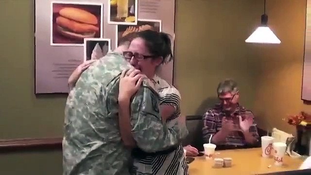 Реакция девушки на неожиданое возвращения парня с армии