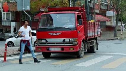 Hayrettin - Yayalara Saygı Şakası ( Türkiye - Amerika ) HD