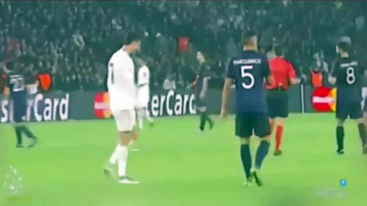 Fan run on the field to hug Cristiano Ronaldo during PSG vs Real Madrid