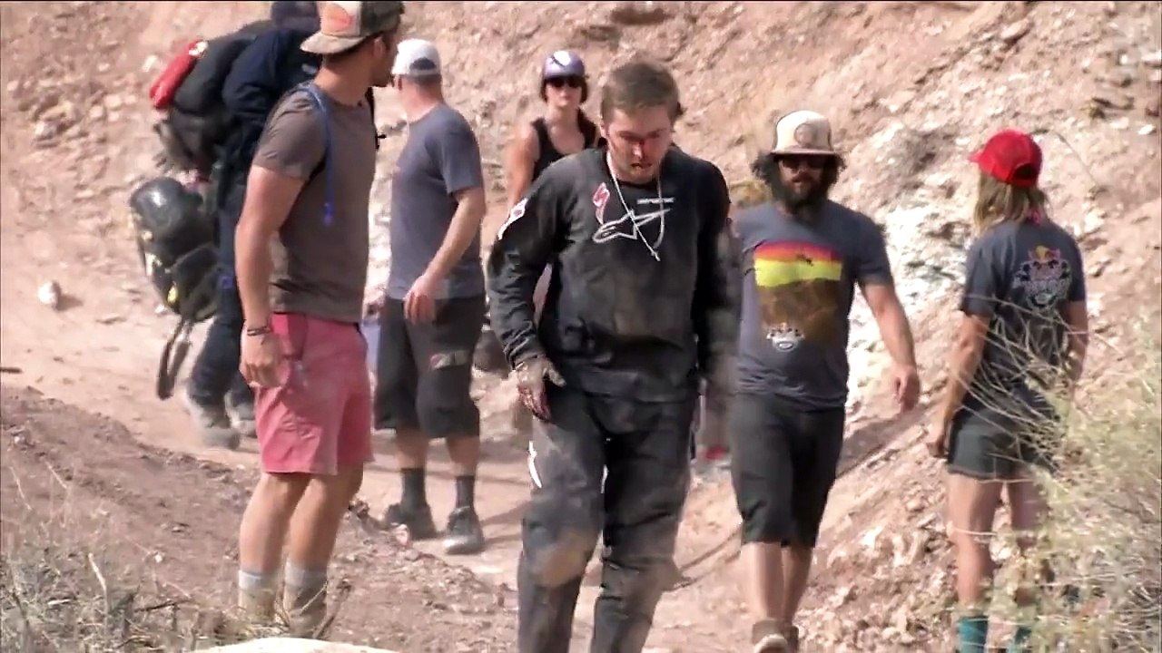 Après une effroyable chute, il remonte sur son vélo