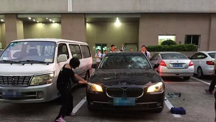 Elle détruit la BMW de son mari à coups de marteau !