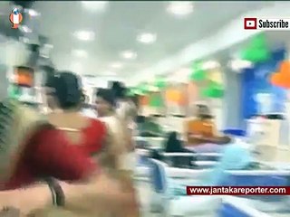 Video herunterladen: Doctors dancing of loud music  in ICU ward in Sola Civil Hospital, Ahmedabad,Gujarat