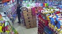Market çalışanı hırsızı sopayla kovaladı