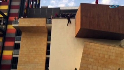 İntihar etmek isteyen havada yakalandı