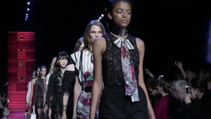 Pub Elie Saab : Prêt-à-porter Printemps | Ete 2016 - Backstage [HD]