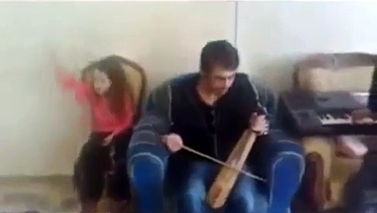 Küçük Kızın Kemençe Eşliğinde Eşsiz Şarkısı Kız Çok tatlı