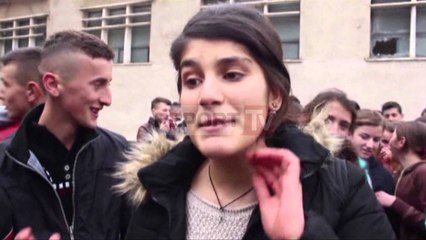 Report TV - Kukës nxënësit në protestë, kundër mësimit deri në orën 22.00