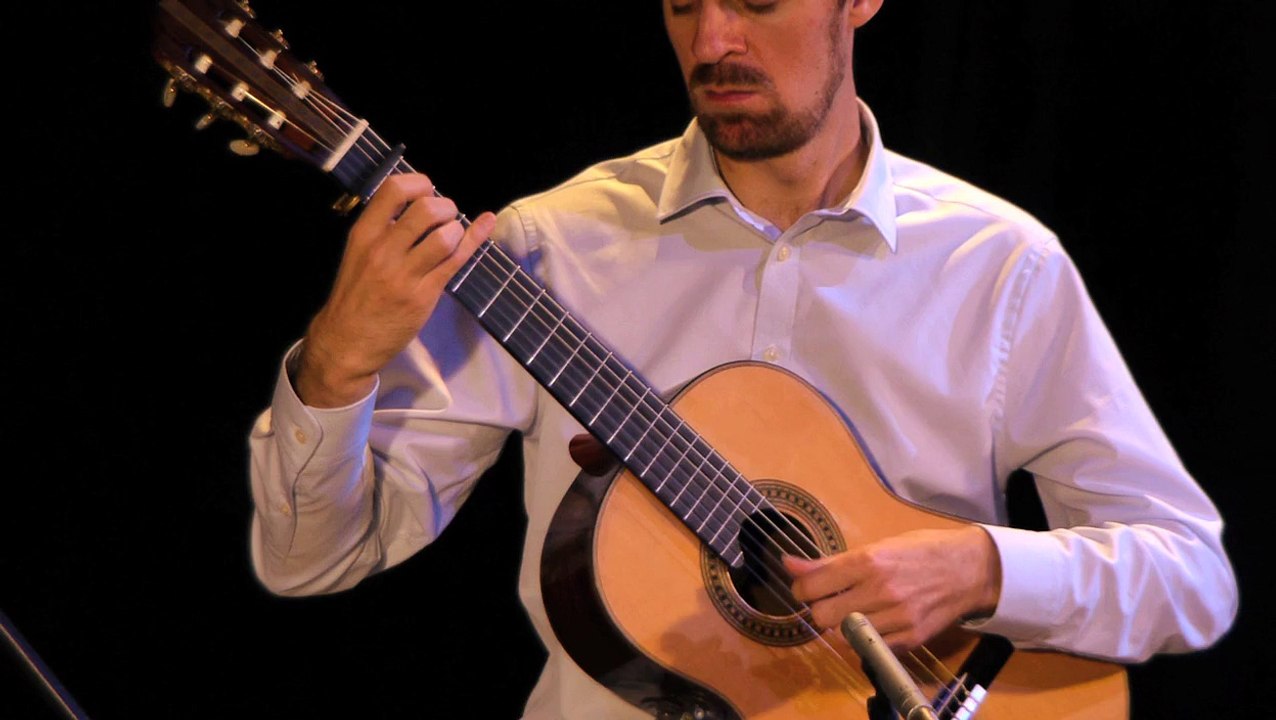 Bhromor Koio Giya: Simon Thacker's Svara-Kanti
