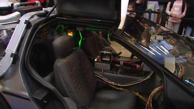 Una familia cede su Delorian a una ONG que organiza eventos para ayudar durante el tratamiento de niños enfermos
