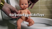 Nenuco Bebe de juguete haciendo Pi Pi en el baño!! Baby Pee Pee Doll Nenuco