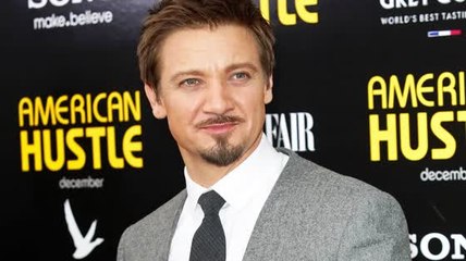 Jeremy Renner pense que ce n'est pas son job d'aider ses partenaires féminines à négocier leurs salaires.