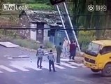 Des ouvriers se font électrocuter en essayant de retirer un panneau tombé sur des cables électrique... Fail