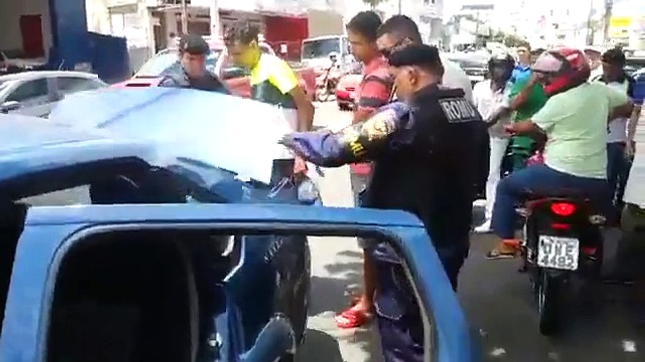 Quand la police italienne met 2 voleurs dans le coffre de la voiture... Dingue