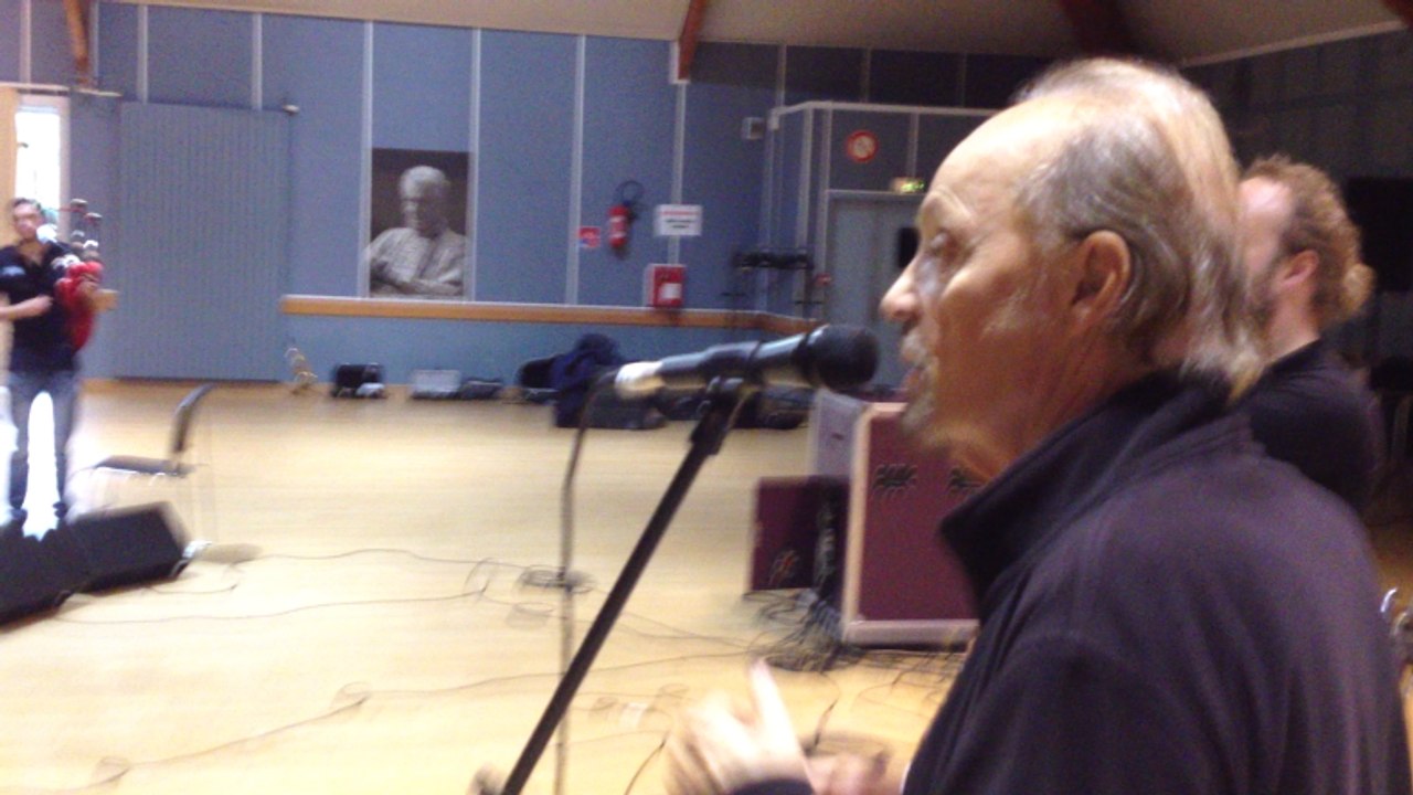 Alan Stivell répète avec le bagad Lann-Bihoué