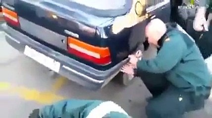 Un immigré clandestin caché dans le pare-choc d'une voiture