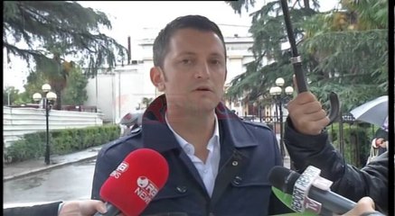 Video herunterladen: Familjarët e Remzi Hoxhës , Peticion deputetëve: Të zbardhet e vërteta- Ora News