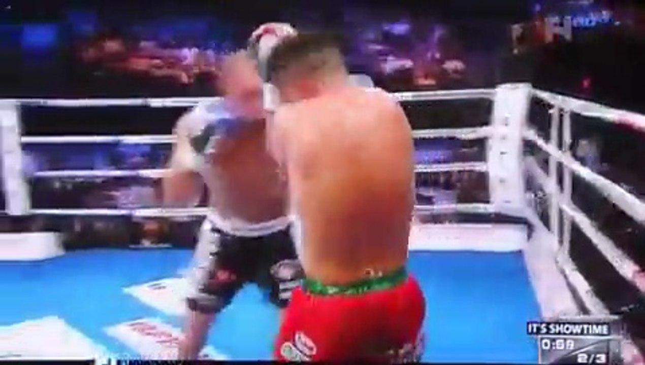 Böyle Boks Maçı Görmediniz Adam Feci Dayak Yiyor