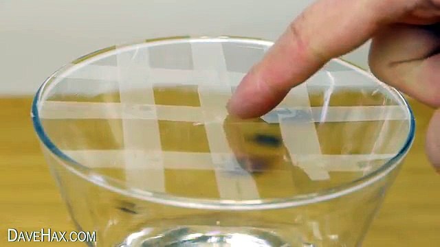 Mette del nastro adesivo sul bordo del vaso, il motivo è sorprendente