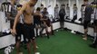 Bastidores: Jogadores do Santos mostram bom humor e habilidade no vestiário