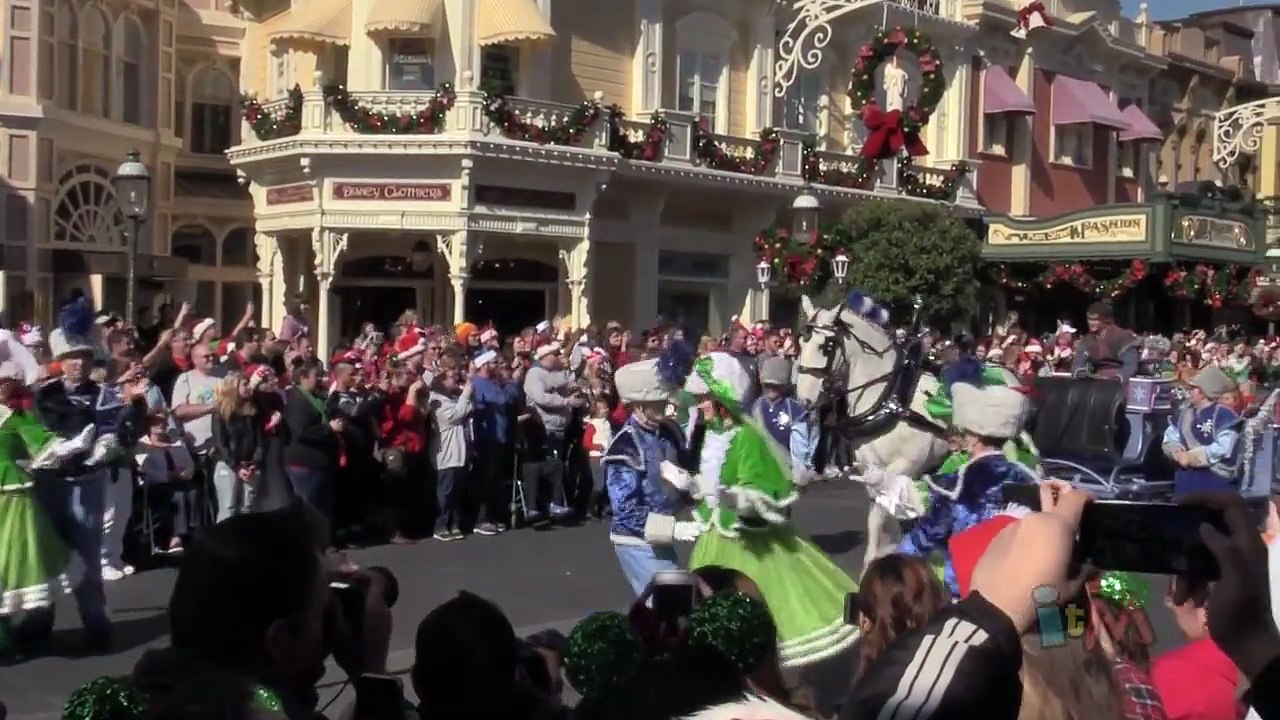 Elsa freezes Walt Disney World with Anna, Kristoff, Olaf in Frozen Christmas Celebration p