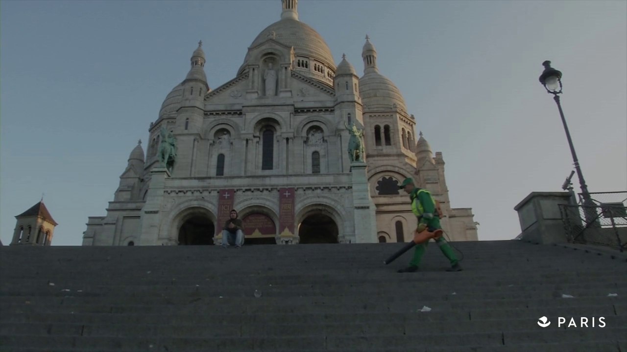 Todas as manhãs, é a mesma coisa. Limpar a cidade para os turistas...
