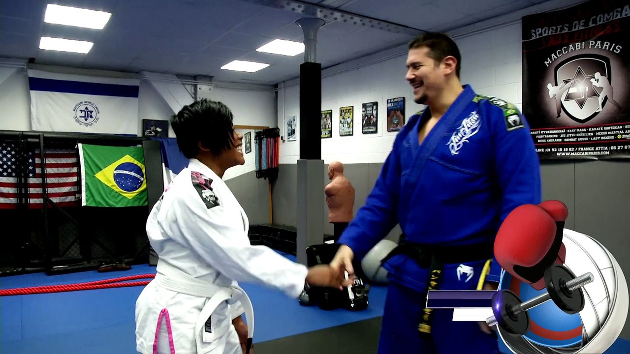 Vincent Parisi initie la chanteuse Lynnsha au Self Chock Nife sur beiN Sports.