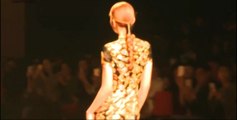 Model falls down during the Zhang Zhifeng NE TIGER Haute Couture fashion show