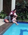 Baby Arsy Addara Main Air di Kolam Renang Sama Bunda Ashanty