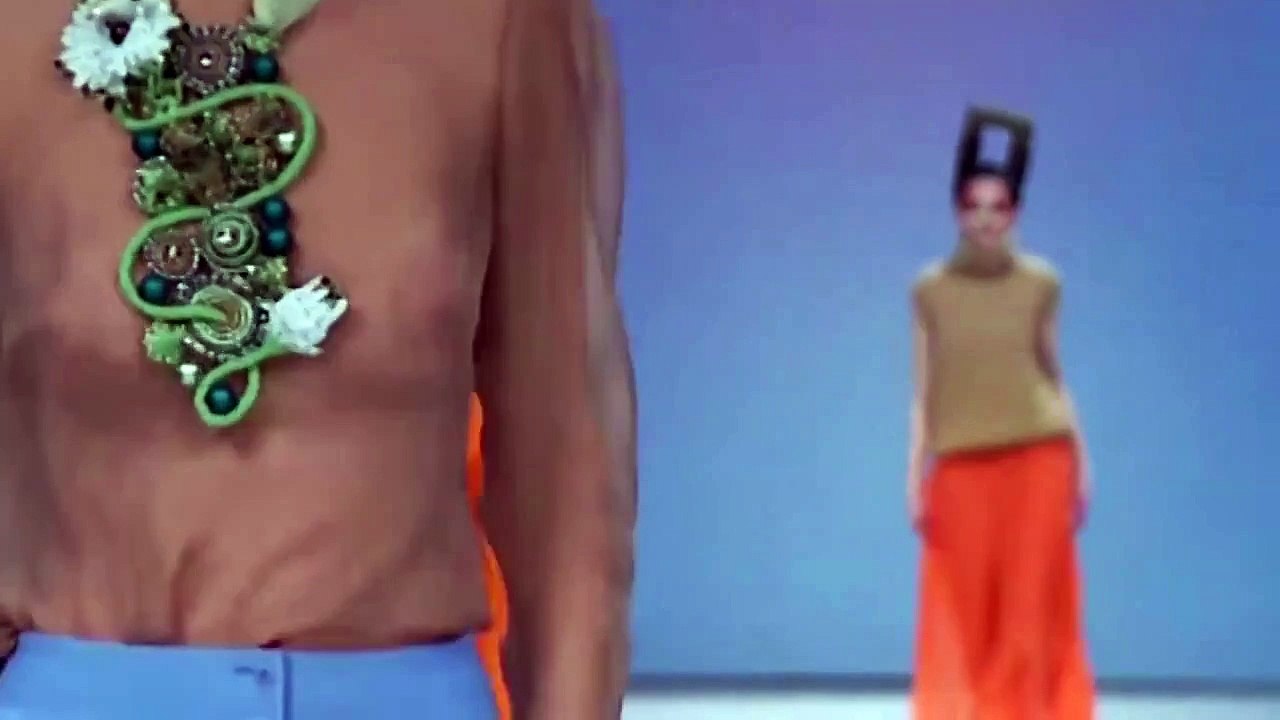 Model keeps tripping at Anouki Bicholla Fall/Winter 2011/12