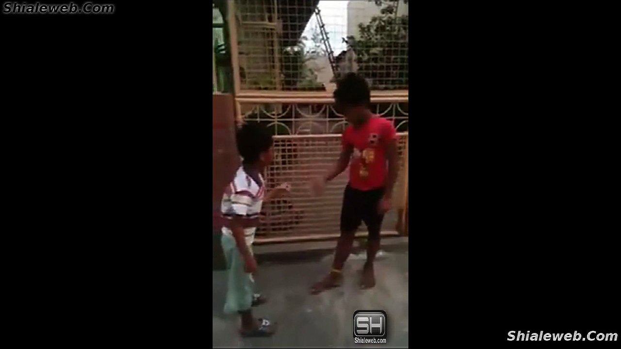 Un Par De Niños Juegan El Clasico Juego De Piedra Papel O Tijeras Y El Que Pierde Recibe Un Jalon De Pelo Octubre 2015