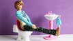 Ken conhece o banheiro da Barbie - Barbie Bathroom
