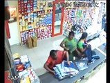 Chori es tarhn bhi ki jati hai kiya , Thieves in a shop