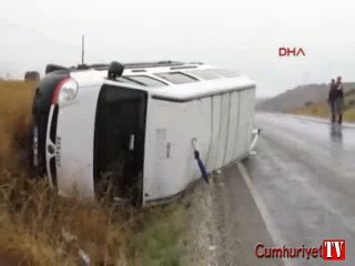 Öğrenci servisi devrildi: 12 yaralı